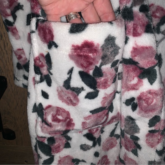 Women’s L DAYDREAM by BERKSHIRE HOME Gorgeous Fuzzy Fleece Wrap Robe Roses EXC - Picture 12 of 15